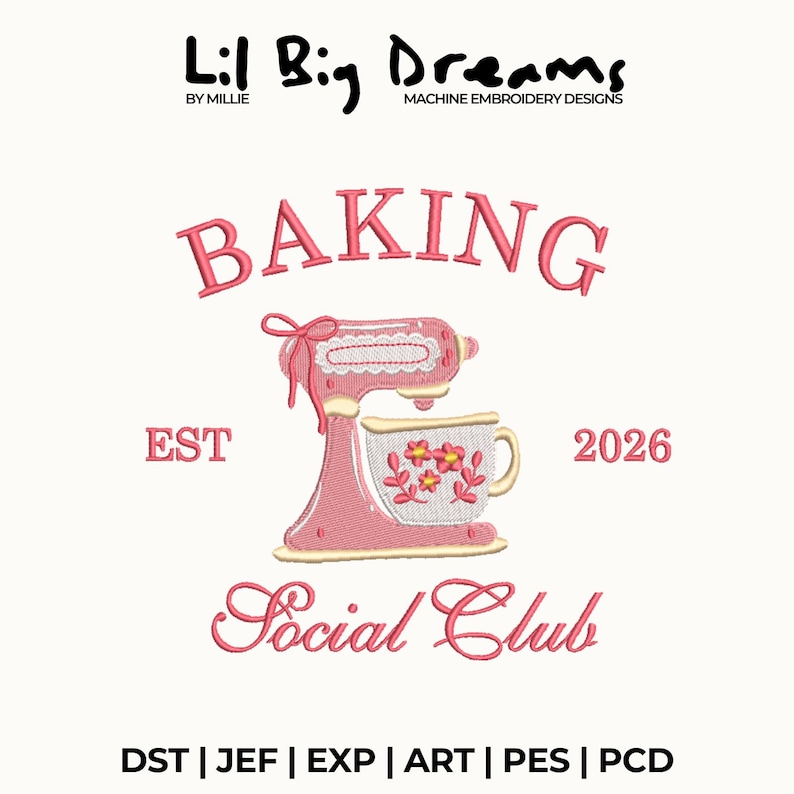 Op de afbeelding: Roze borduurontwerp met een keukenmixer en een theekopje met bloemmotieven. De tekst "BAKING Social Club" is boven de mixer gebogen, met "EST 2026" aan weerszijden. Het ontwerp bevat de tekst "Lil Big Dreams" en "MACHINE EMBROIDERY DESIGNS".