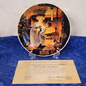 Norman Rockwell Christmas Somebody&#39;s Up There Plate of Children Looking Up the Chimney Christmas Home Wall Décor, Gift for Plate Collection