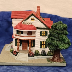 Santa&#39;s Best 1995 Christmas House Christmas Seasonal Holiday Home Décor, Gift for Christmas, Gift for Family, Victorian Village House Décor