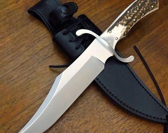 Nóż myśliwski Bowie ze stali D2 – rękojeść z jelenia, pełny trzpień, skórzana pochwa