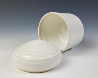 Pot en céramique blanche avec couvercle, Poterie faite main, Tour de roue, Récipient avec couvercle, Boîte à bijoux, Boîte métallique, Déco, Boîte au trésor, Grès