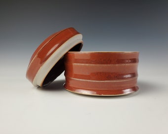 Kupferrotes eckiges Keramikgefäß mit Deckel, handgemachte Keramik, auf einem Rad geworfen, Deckelbehälter, Schmuckschatulle, dekorativ, Kanister, Steingut