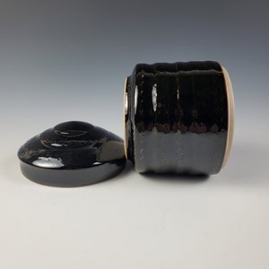 Pot en céramique noir et violet avec couvercle, roue jetée, poterie faite à la main, boîte à couvercle, récipient décoratif, bidon, boîte à bijoux, grès image 3