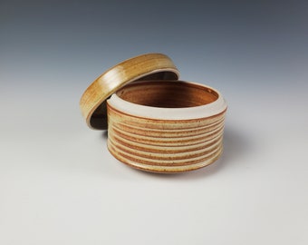 Pot en céramique beige avec couvercle, poterie faite à la main, roue lancée, boîte à couvercle, récipient à bijoux, boîte, décoratif, pot de cachette, grès