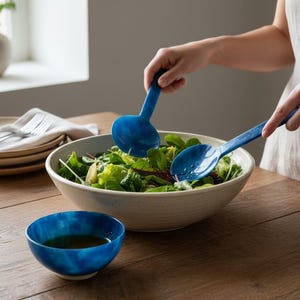 Juego de cubiertos de ensalada de resina hechos a mano: cucharas para servir azules y blancas