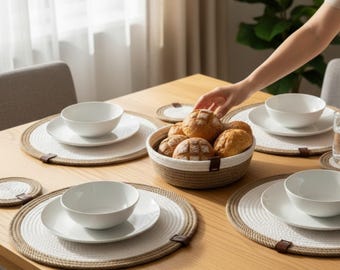 Zestaw beżowych podkładek z juty i sznurka bawełnianego, podstawki z koszykiem, dekoracja stołu w stylu boho
