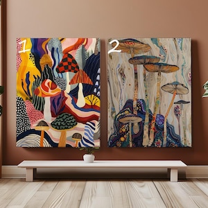 Può includere: Due dipinti colorati di foreste di funghi. Il primo dipinto è un design astratto vibrante con funghi rossi, gialli, blu e verdi. Il secondo dipinto è uno stile più realistico con funghi marroni, bianchi e blu su uno sfondo grigio chiaro.
