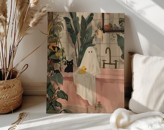 Op de afbeelding: Een canvas print met een grillige illustratie van een geest in een badkuip met een gele badeend en een zwarte kat. De badkameromgeving omvat weelderige groene planten en een roze badkuip. Het kunstwerk heeft een zacht, uitnodigend kleurenpalet.