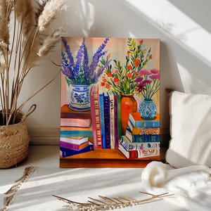 以下が含まれることがあります： 本と花のある静物画を描いた、カラフルな絵画。ラベンダーやその他の花が装飾的な花瓶に入っています。本は木の表面に積み重ねられています。このアートワークは、暖かく魅力的なカラーパレットを持っています。
