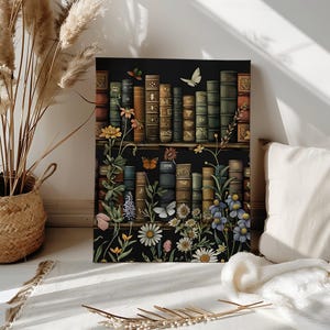 Puede incluir: Un lienzo que presenta un diseño de estantería con libros antiguos de varios colores. Mariposas y flores en tonos rosa, amarillo y azul se intercalan entre los libros. El fondo es negro.