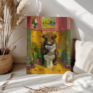 Op de afbeelding: Een schilderij van een Schotse hooglander die op een toilet zit in een badkamer met gele en groene betegelde muren. De koe draagt een rode halsband en leest een krant. Er zijn planten in de badkamer.