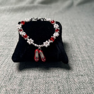 Ruby Slippers Charm Armband: Trollkarlen från Oz-inspirerad gåva för självupptäckt