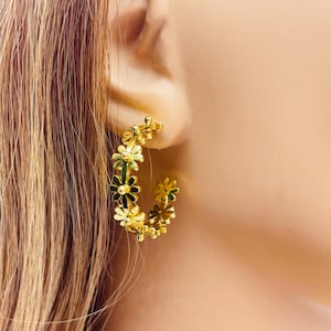 18K Vergoldete Blumen-Creolen: Zierliche Edelstahlschmuckstücke