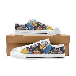 Alice in Wonderland aangepaste lage schoenen – Kleurrijke canvas sneakers voor kinderen, dames en heren – fantasie cartoon fanart cadeau