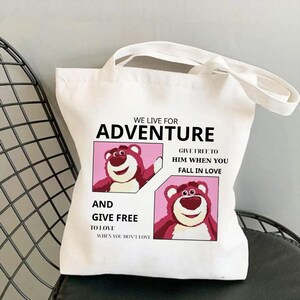 fourre-tout en toile à imprimé Lotso Bear | Style mème drôle | Citation inspirante | Parfait pour l'école, les voyages ou un usage quotidien