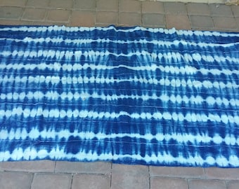 Könnte beinhalten: Ein blauer und weißer Batikstoff mit einem sich wiederholenden Muster aus weißen Kreisen auf blauem Hintergrund.