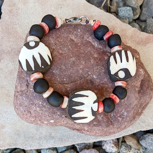 Pulsera africana de hueso y vidrio con batik