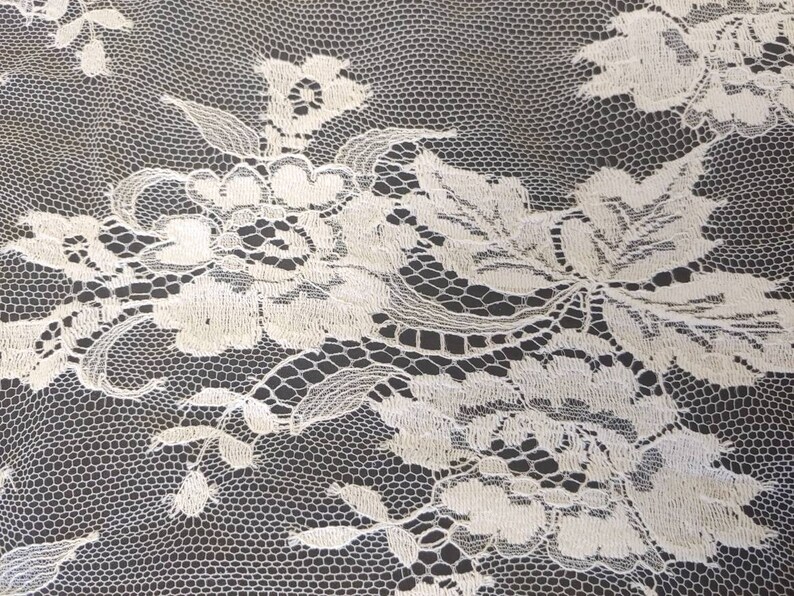 36 Wide Off White Floral Scalloped Eyelash French Lace Fabric 1267
