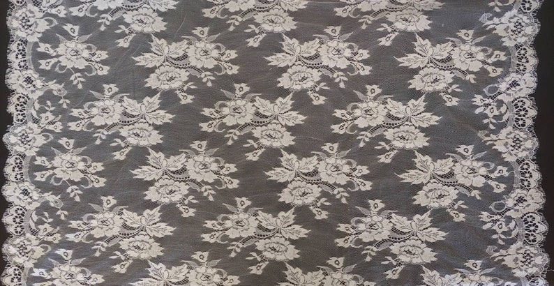 36 Wide Off White Floral Scalloped Eyelash French Lace Fabric 1267