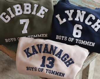 Felpa ricamata vintage personalizzata con scritta "Tommen Boys of Tommen", girocollo Tommen College, maglietta personalizzata per coppie, gadget letterari, regalo letterario
