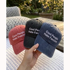 Cappello ricamato "Cool People Hate Fascism" (Le persone alla moda odiano il fascismo), cappello con messaggio, regalo per lui e per lei, regalo antifascista personalizzato, regalo politico