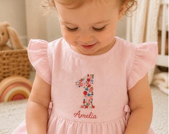 Geborduurde gepersonaliseerde aardbei jurk eerste verjaardag, linnen babyjurk meisje, EEN aardbei geborduurde jurk, aangepaste naam verjaardag outfit