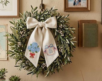 Lazo bordado de hortensias personalizado / Banda de boda con monograma personalizado / Banda de puerta con corona floral azul / Decoración de jardín primaveral para el hogar