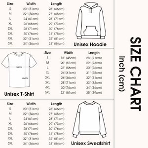 Pu&ograve; includere: Tabella delle taglie per felpe con cappuccio, t-shirt e felpe unisex. Include misure in pollici e centimetri per le taglie S-5XL. La tabella mostra le dimensioni di larghezza e lunghezza.