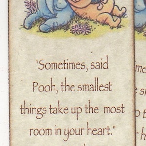 K&ouml;nnte beinhalten: Eine Winnie Puuh und Ferkel Babyparty-Einladung mit einem Zitat von A.A. Milne: "Manchmal, sagte Winnie Puuh, nehmen die kleinsten Dinge den meisten Platz im Herzen ein." Die Einladung ist f&uuml;r Rachels Babyparty am 29. September 2018.