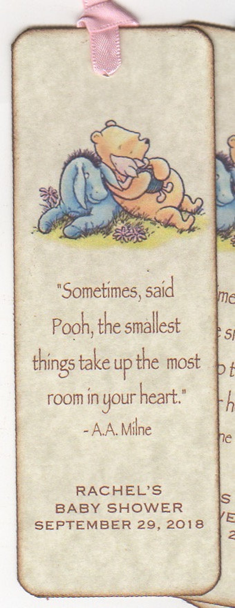 K&ouml;nnte beinhalten: Eine Winnie Puuh und Ferkel Babyparty-Einladung mit einem Zitat von A.A. Milne: "Manchmal, sagte Winnie Puuh, nehmen die kleinsten Dinge den meisten Platz im Herzen ein." Die Einladung ist f&uuml;r Rachels Babyparty am 29. September 2018.