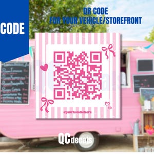 Może przedstawiać: Kwadratowa naklejka z jaskraworóżowym kodem QR umieszczonym na białym tle w pionowe różowe paski. Projekt zawiera różowe ilustracje kokardek i serc w rogach oraz tekst zastępczy @yourhandlehere znajdujący się na dole grafiki.