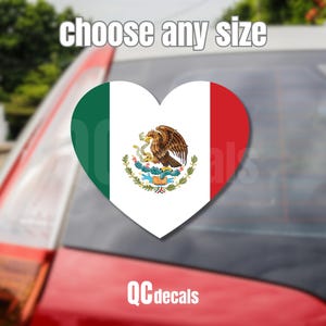 Puede incluir: Una calcomanía en forma de corazón con la bandera mexicana, con franjas verticales verdes, blancas y rojas y el escudo de armas mexicano en el centro. El texto "choose any size" está encima de la calcomanía. La calcomanía está en un coche rojo.