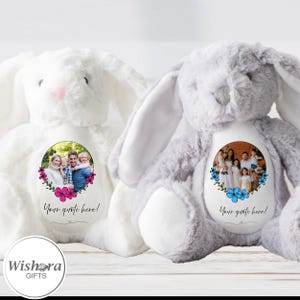 Könnte beinhalten: Zwei Plüschhasen, einer weiß und einer grau, jeweils mit einem personalisierten Foto auf der Brust. Der weiße Hase hat eine rosa Nase und ein Foto, das von rosa Blumen umgeben ist. Der graue Hase hat ein Foto, das von blauen Blumen umgeben ist. Text: "Your quote here!"