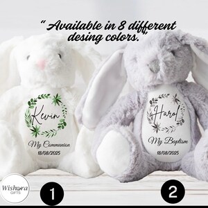 Puede incluir: Dos conejos de peluche, uno blanco y otro gris, con texto personalizado. El conejo blanco tiene "Kevin" y "Mi Comunión 18/08/2025" impresos. El conejo gris tiene "Harol" y "Mi Bautizo 18/08/2025". El texto "Disponible en 8 colores diferentes" está en la parte superior.