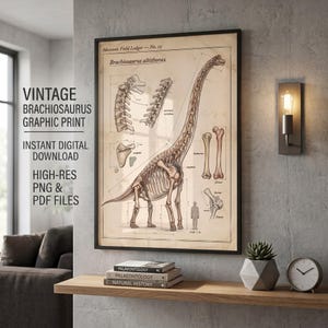 Może przedstawiać: Oprawiony wydruk graficzny w stylu vintage zatytułowany Mesozoic Field Ledger No. 05 Brachiosaurus altithorax. Wydruk przedstawia szczegółowy szkielet anatomiczny Brachiozaura z opisanymi kośćmi, w tym kręgami, łopatką, kością ramienną i udową.