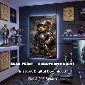 Könnte beinhalten: Gerahmter Druck mit einem Teddybären in mittelalterlicher Ritterrüstung, der ein Schwert hält. Das Bild ist vor einem dunklen Hintergrund platziert. Der Text unten lautet "BEAR PRINT - EUROPEAN KNIGHT" und "Instant Digital Download".