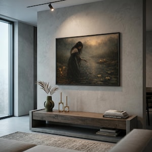 Peut inclure: Une œuvre d'art encadrée représentant une femme en robe sombre près d'un plan d'eau, avec des nénuphars et un éclairage tamisé. L'œuvre est au-dessus d'une console en bois avec un vase, des objets décoratifs et des livres. La pièce a un design moderne et minimaliste.