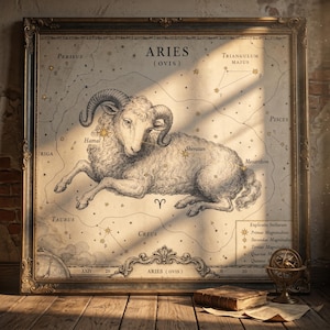 Pode incluir: Uma impressão emoldurada em estilo vintage da constelação de Áries, com uma ilustração detalhada de um carneiro. A obra de arte inclui posições estelares, nomes celestes e bordas decorativas, com uma paleta de cores quentes e envelhecidas. Um pequeno globo e um livro estão em primeiro plano.