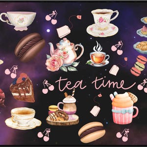 Op de afbeelding: Een rechthoekige muismat met een theefeestthema. Het ontwerp bevat theekopjes, theepotten, gebak en de woorden "tea time" en "tea party" op een donkerpaarse achtergrond. Muzieknoten en kersen zijn verspreid.