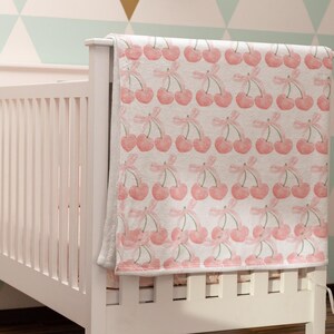 Kocyk polarowy dla niemowląt - przytulny wystrój pokoju dziecięcego w wiśnie, prezent na baby shower, pokrowiec na fotelik samochodowy dla niemowląt, wzór wiśniowy, idealny dla niemowląt, kocyki dla dziewczynek