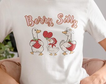 Camiseta Berry Silly Goose | Camiseta fofa com ganso morango | Camiseta com estética cottagecore | Blusa kawaii estilo fazenda | Presente divertido para primavera e verão