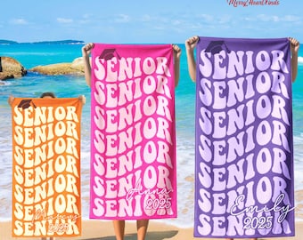 Toalla de playa para estudiantes de último año de 2026, toalla de graduación, promoción de 2026, regalo de regreso a clases para estudiantes de último año, regalos para la noche de graduación, equipo de último año, regalo para animadoras de último año