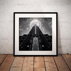 Op de afbeelding: Zwart-witfoto van een hoog, futuristisch gebouw met een groot, rond raam aan de bovenkant. Het gebouw is omgeven door een donkere, bewolkte lucht met zichtbare sterren.