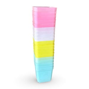 Può includere: Un mucchio di vasi quadrati di plastica in vari colori, tra cui rosa, bianco, giallo e blu.