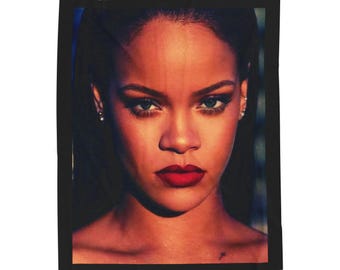Coperta in velluto di peluche ispirata a Rihanna / Coperta accogliente, Decorazione per la casa, Regalo per i fan, Perfetta per una serata al cinema, Comfort prima di andare a letto, Morbida coperta
