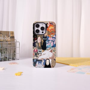 Puede incluir: Una funda de teléfono con un collage de personajes e imágenes de anime. El diseño incluye un gato negro, un dragón y otras ilustraciones coloridas. La funda está diseñada para un teléfono inteligente y tiene un acabado brillante.