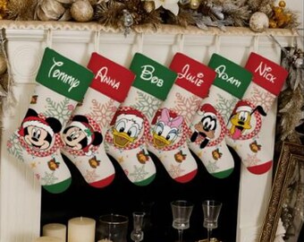 Retro Disney Very Merry Christmas Stocking | Niestandardowa skarpeta z postaciami Disneya | Rodzinna dekoracja świąteczna | Pomysł na świąteczny prezent