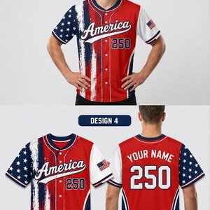 Könnte beinhalten: Ein rot-weiß-blaues Baseballtrikot mit einem Used-Look-Flaggenmuster auf der rechten Seite, dem Wort America in weißer Schreibschrift, der Zahl 250 und einem kleinen US-Flaggenaufnäher am Ärmel. Auf der Rückseite stehen Your Name und 250.