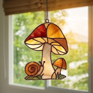 Funghi con lumaca acchiappasole in acrilico, decorazione autunnale da appendere alla finestra, regalo in stile cottagecore per amici, colleghi e amanti dei funghi