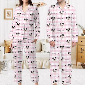 Puede incluir: Conjuntos de pijama a juego de cuadros rosas y blancos. Los pijamas presentan un patrón repetido de la cara de un perro, la palabra "Funny" y pequeños corazones negros. Los conjuntos incluyen una camisa con botones y pantalones.